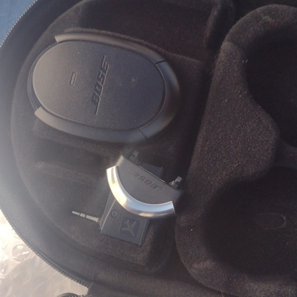 - Bose Black and Silver Quiet Comfort 3 Headphones with Case - Picture 4 of 5